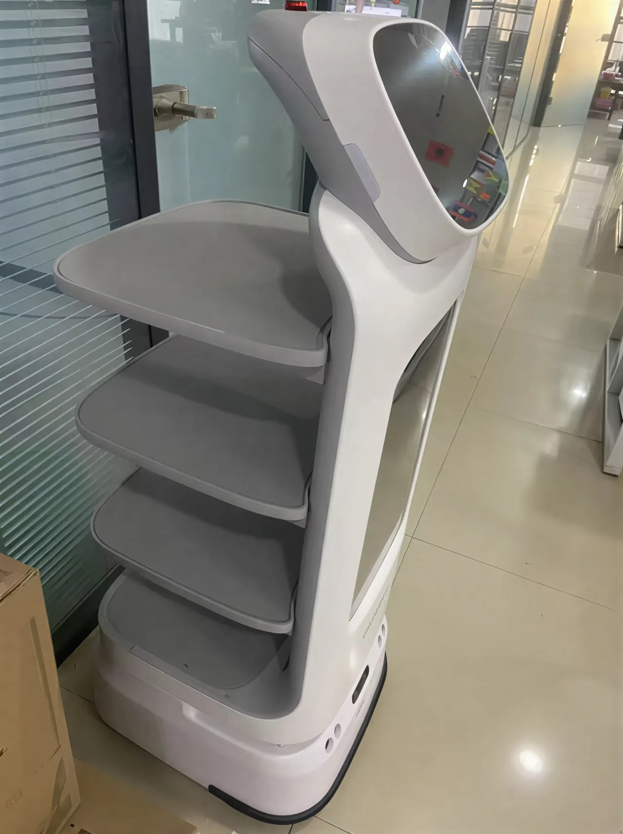 Felszolgáló robot - robot pincér